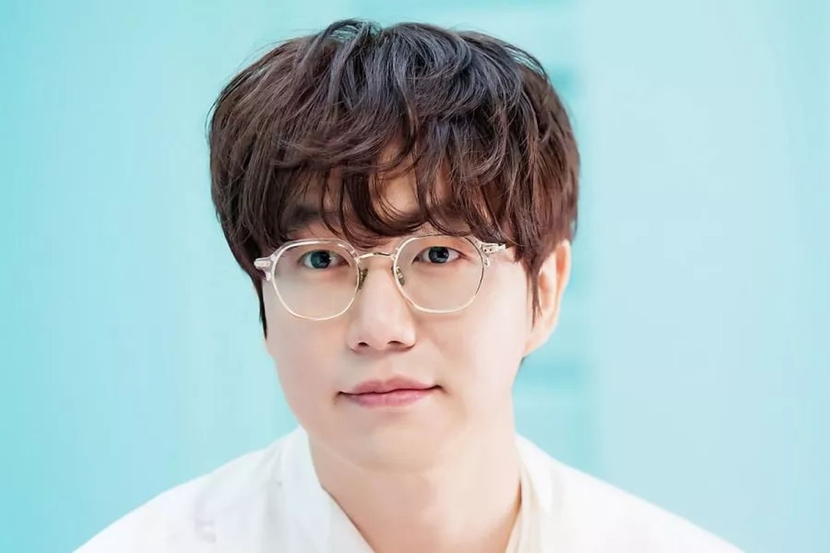 Sung Si Kyung Resmi Jadi Host Baru Program Musik The Seasons