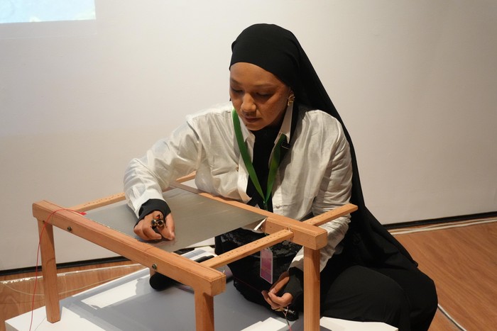 Menyulam Sambil Main Musik di Pameran Seni IWA #4